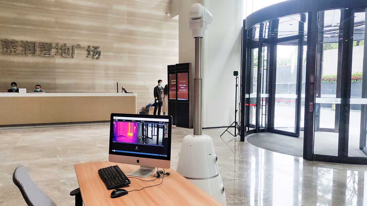 Aimbot-indoor-multi-purpose-robot-application-case-at-corporate-groups-china-singapore-（智巡士）在大堂区域实时传送监测画面